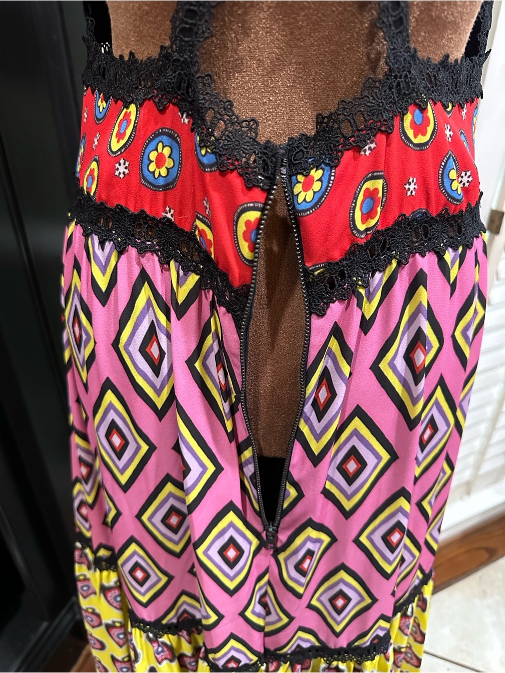Alice + Olivia “Karolina” Crochet‑Trimmed Paneled Printed Crepe Maxi Dress - Picture 13 of 16